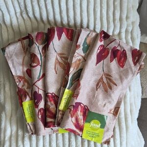 Food Network Floral Napkins with Red and Green Accents. SIX microfiber Napkins